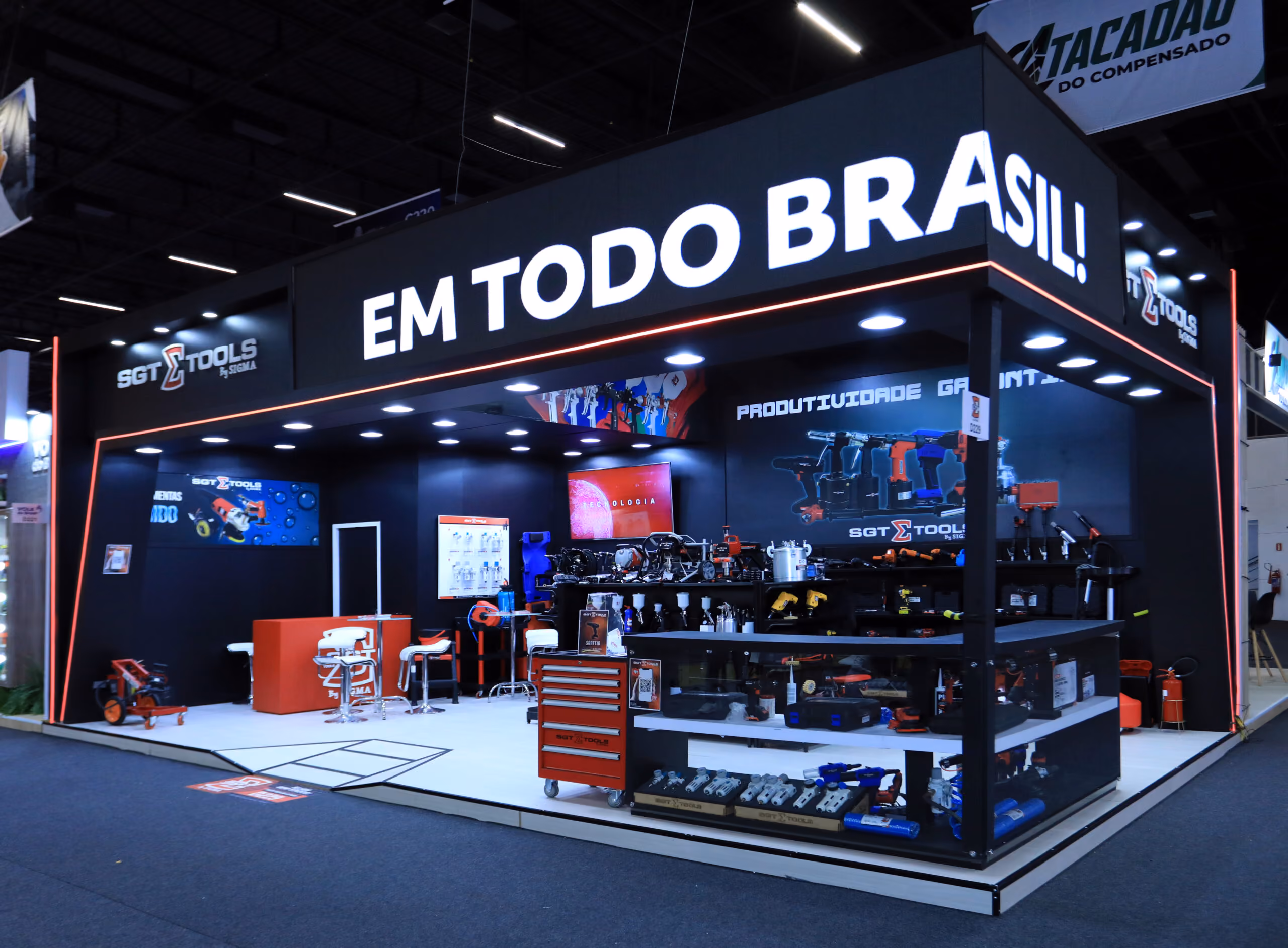 Estande da SGT Tools exibindo ferramentas elétricas e texto iluminado "EM TODO BRASIL!"