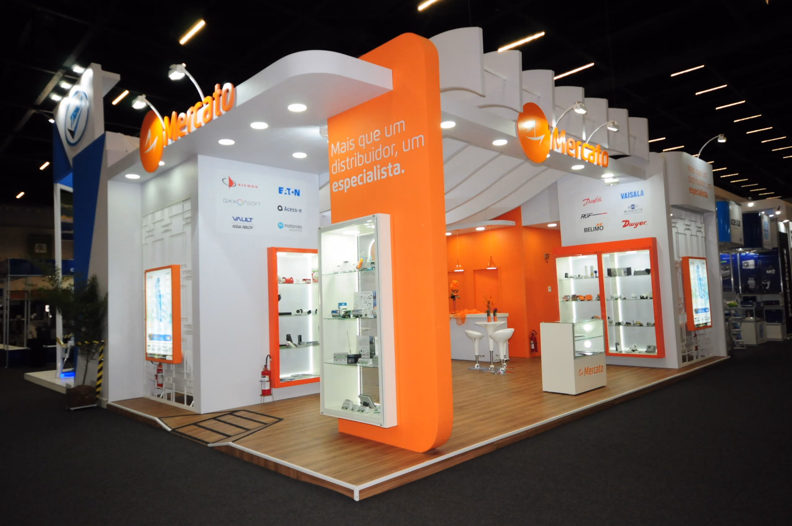 Estande de feira comercial da Mercato com design em branco e laranja e vitrines de produtos.