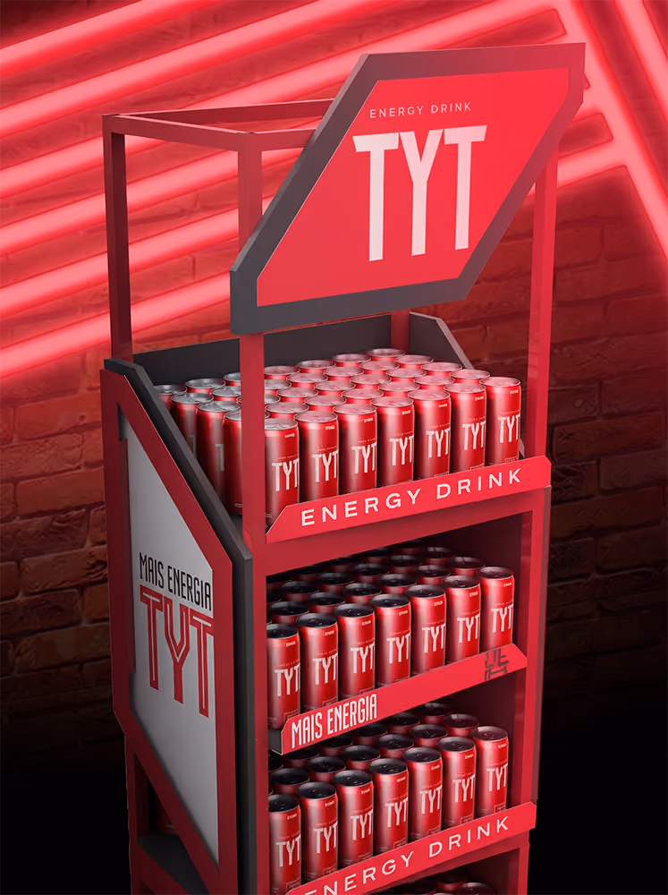 Expositor com latas vermelhas de energético TYT em uma parede de tijolos com luzes neon vermelhas.